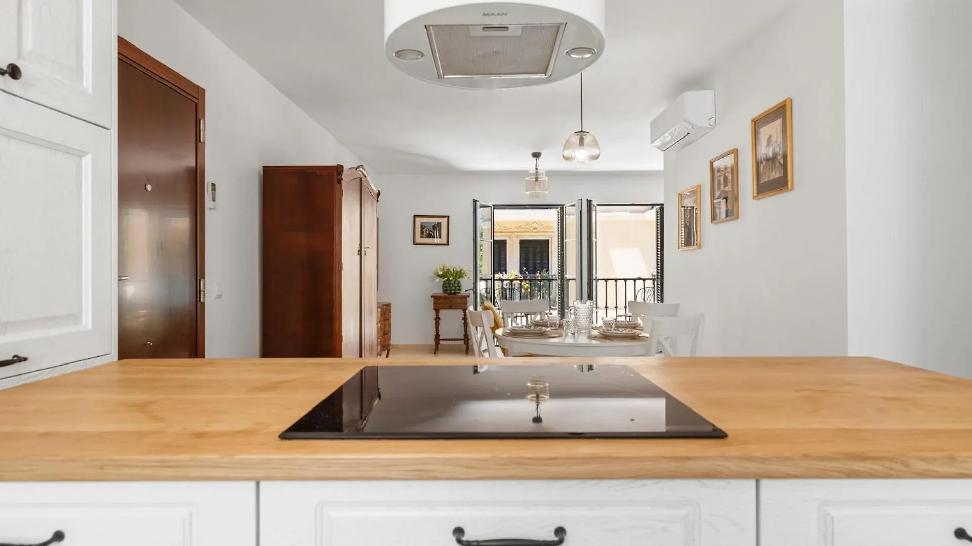 Stunning Apartment In Malaga Historic Center By Costarentals - Mal05