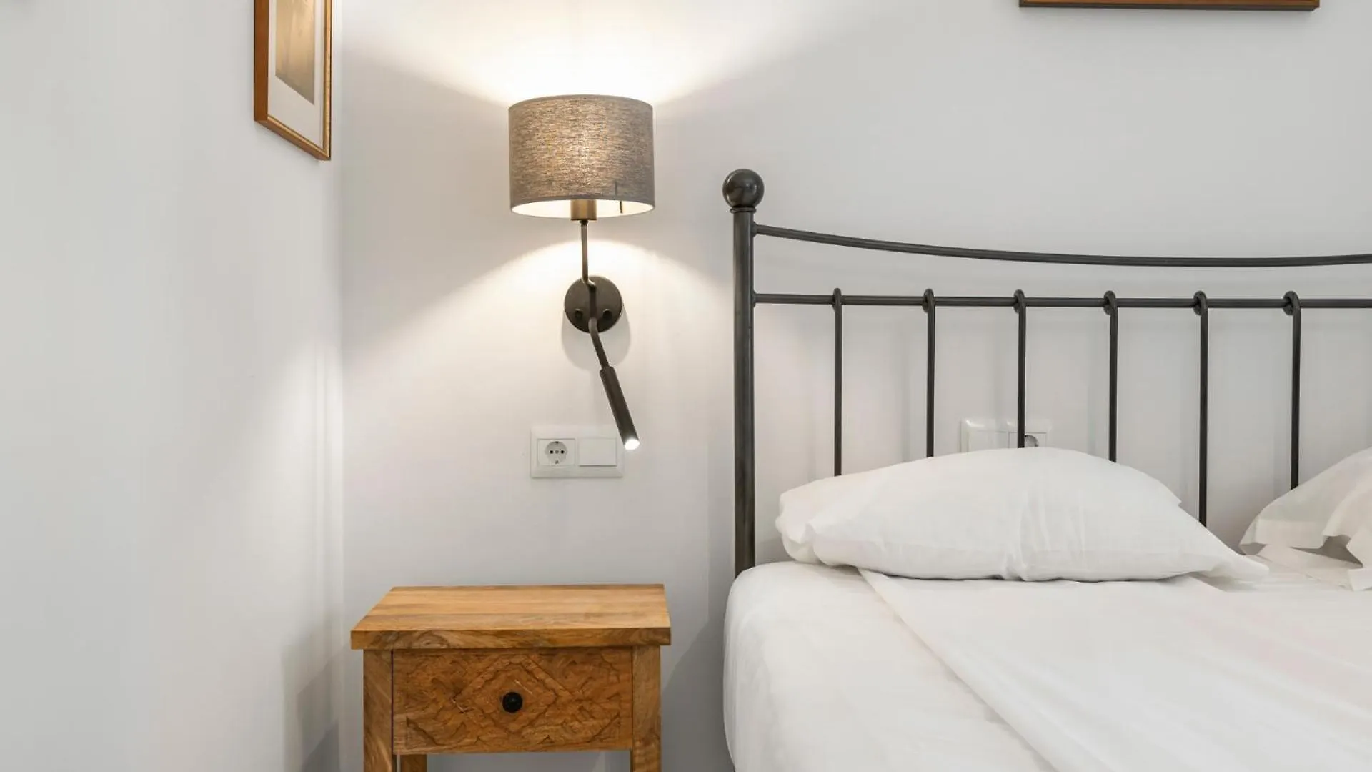 Stunning Apartment In Malaga Historic Center By Costarentals - Mal05